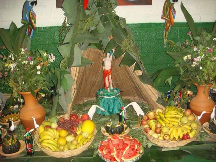 Altar espiritual com frutas, flores e oferendas